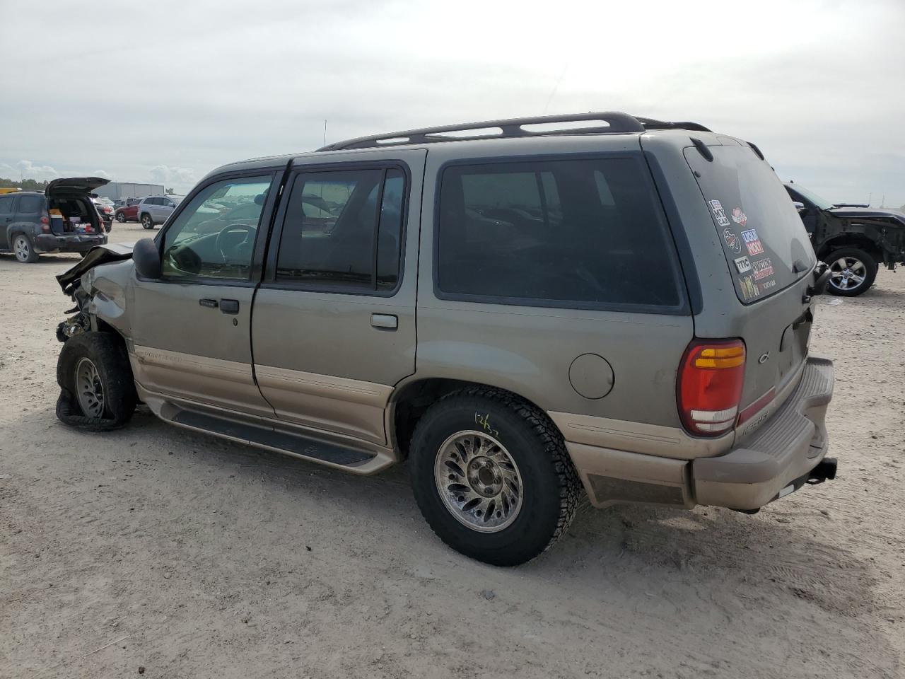 Image 2 of 2000 MERCURY MOUNTAINEER  2000 with VIN 4M2ZU66P3YUJ32753