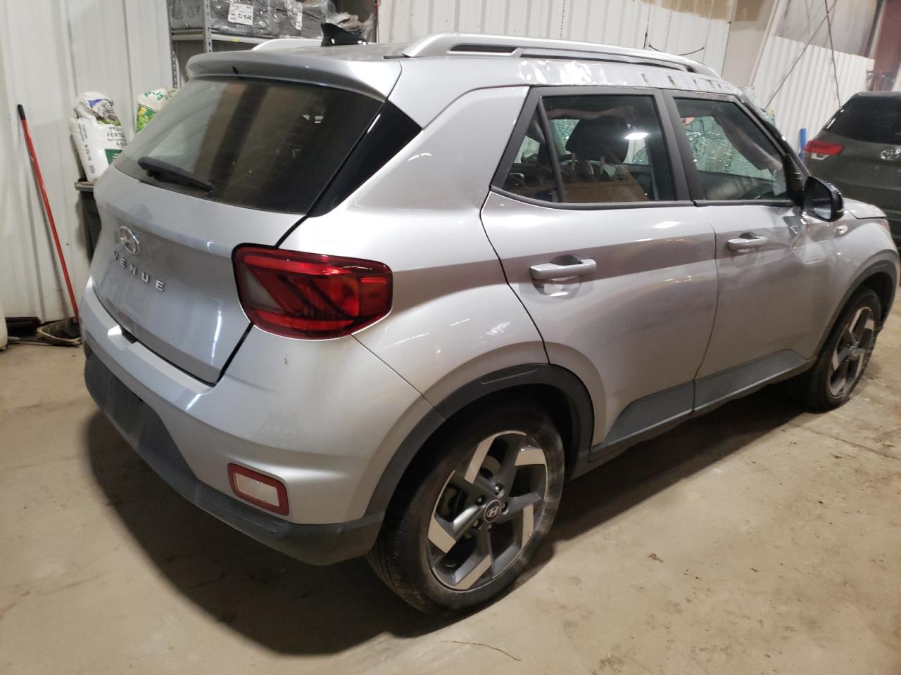 Image 3 of 2022 HYUNDAI VENUE SEL 2022 with VIN KMHRC8A39NU195016