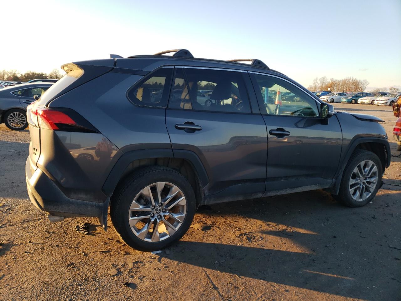 Изображение 3 2020 TOYOTA RAV4 XLE PREMIUM 2020 с VIN JTMA1RFV5LD055016