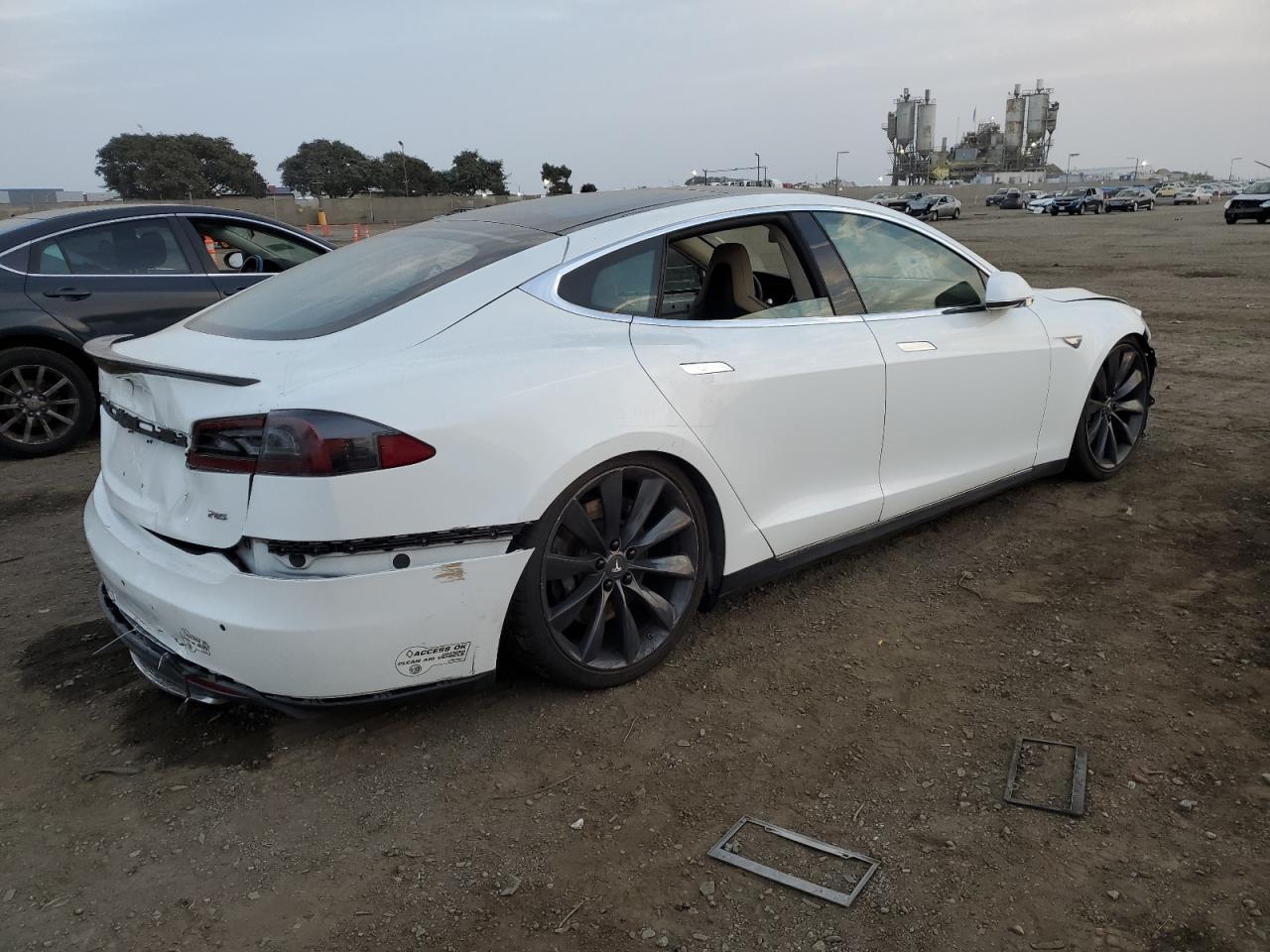 Obraz 3 z 2013 TESLA MODEL S 2013 z VIN 5YJSA1CP5DFP05176