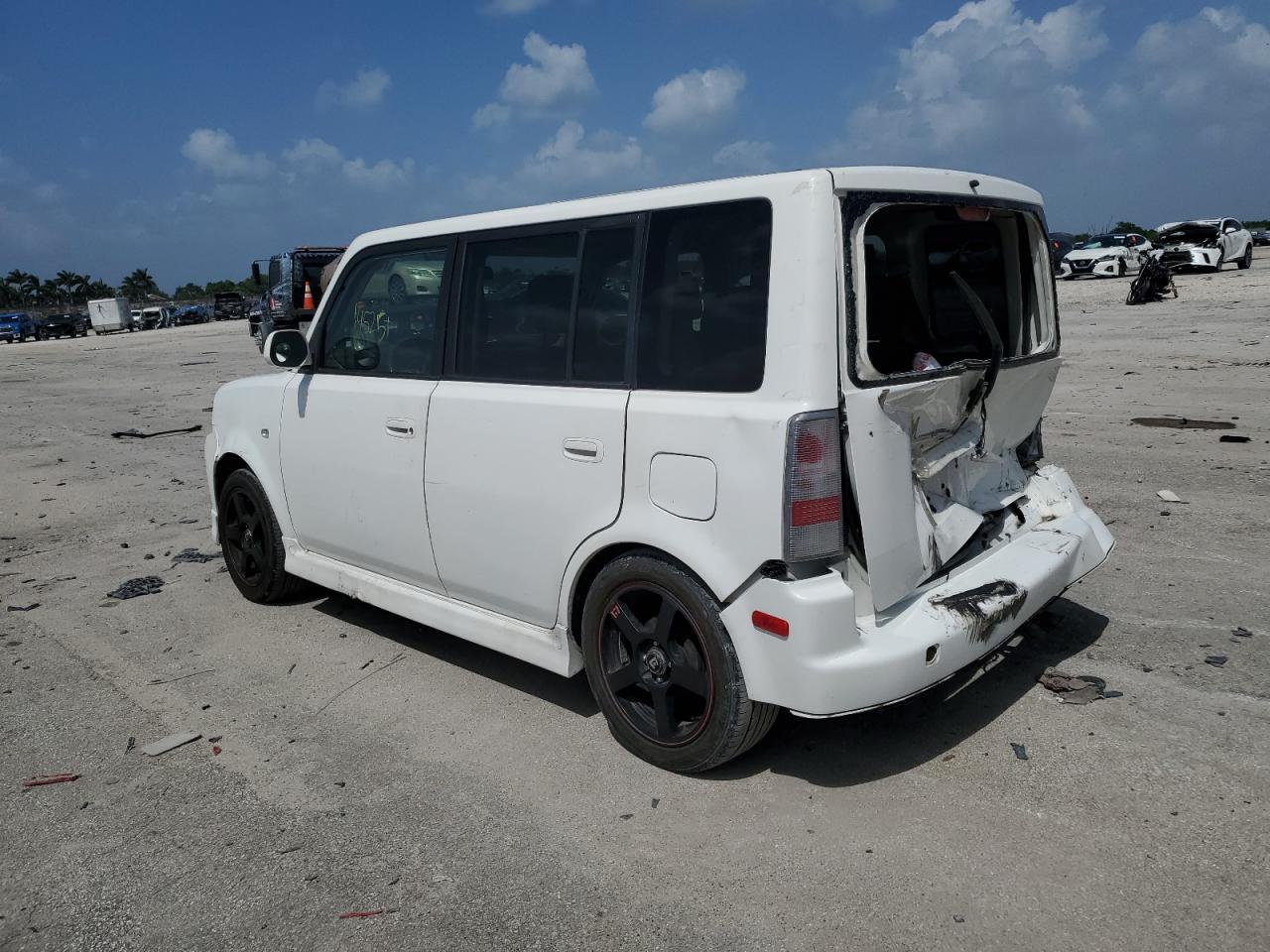 Изображение 2 2006 TOYOTA SCION XB 2006 с VIN JTLKT324364102948