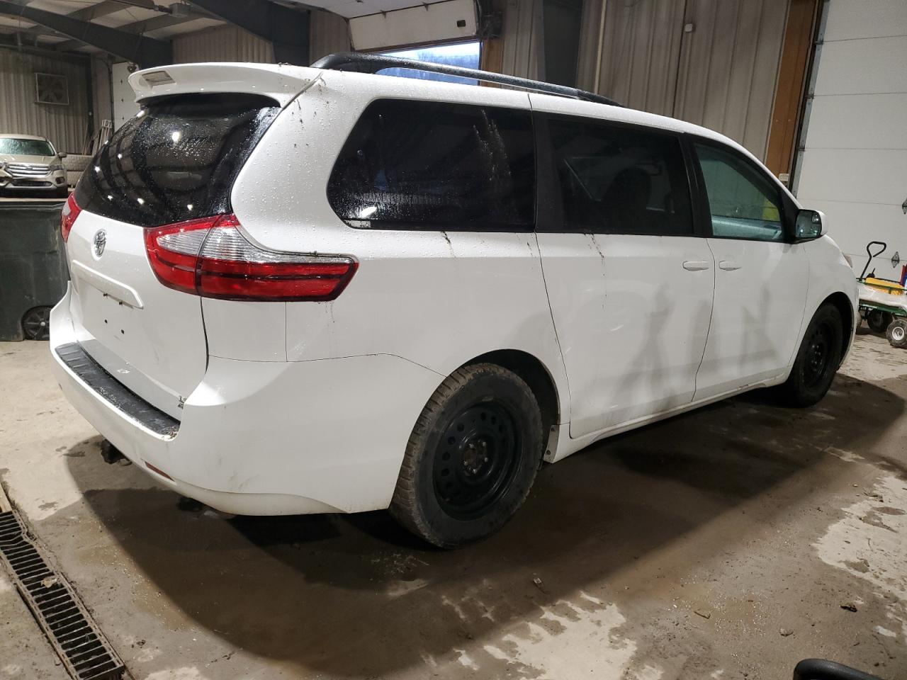 Изображение 3 2015 TOYOTA SIENNA LE 2015 с VIN 5TDJK3DC1FS128225