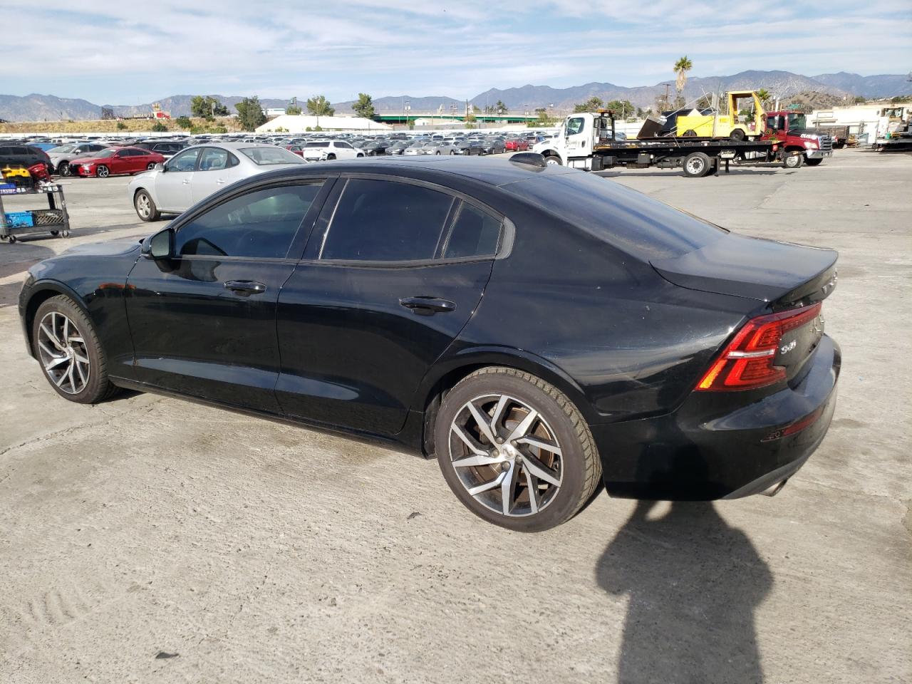 Image 2 of 2019 VOLVO S60 T5 MOMENTUM 2019 with VIN 7JR102FKXKG010622