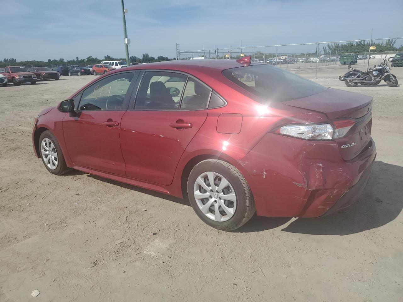 Obraz 2 z 2022 TOYOTA COROLLA LE 2022 z VIN JTDEPMAE7NJ219011