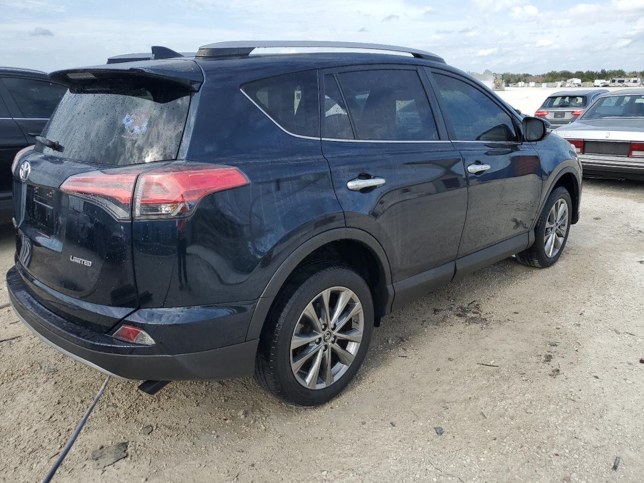 Изображение 3 2018 TOYOTA RAV4 LIMITED 2018 с VIN JTMYFREV3JD109606