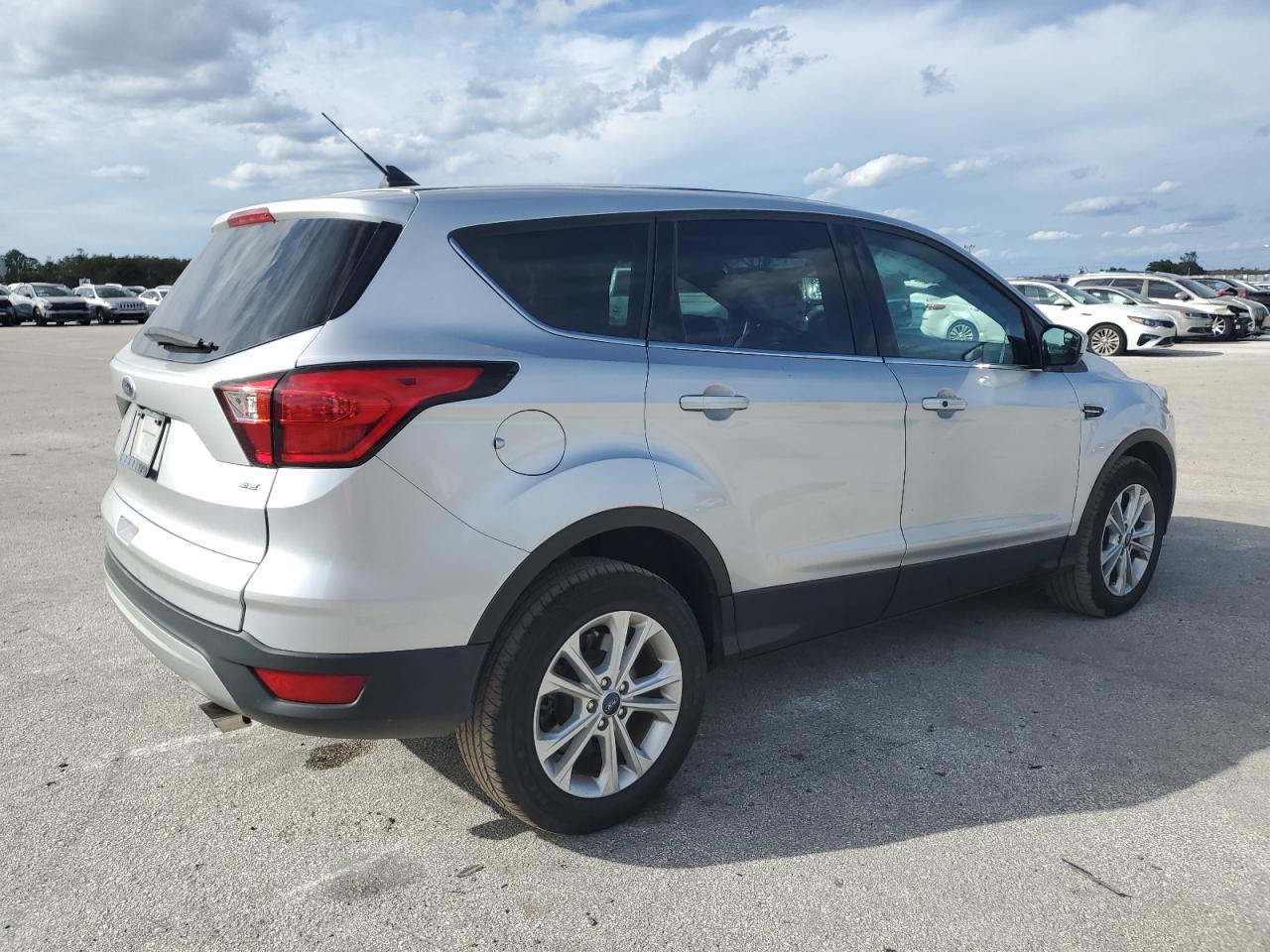 Изображение 3 2019 FORD ESCAPE SE 2019 с VIN 1FMCU0GD4KUB08879