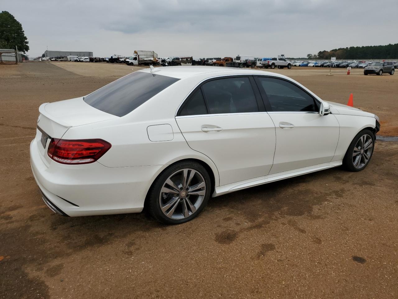 Obraz 3 z 2016 MERCEDES-BENZ E 350 2016 z VIN WDDHF5KBXGB198927