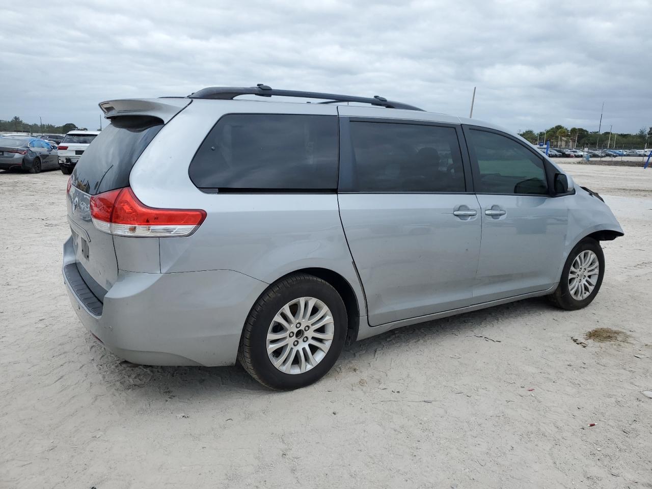 Obraz 3 z 2014 TOYOTA SIENNA XLE 2014 z VIN 5TDYK3DC0ES413205