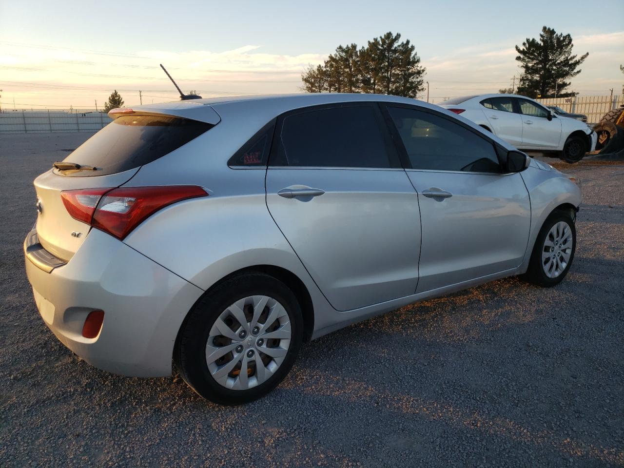 Image 3 of 2016 HYUNDAI ELANTRA GT 2016 with VIN KMHD35LH1GU280954