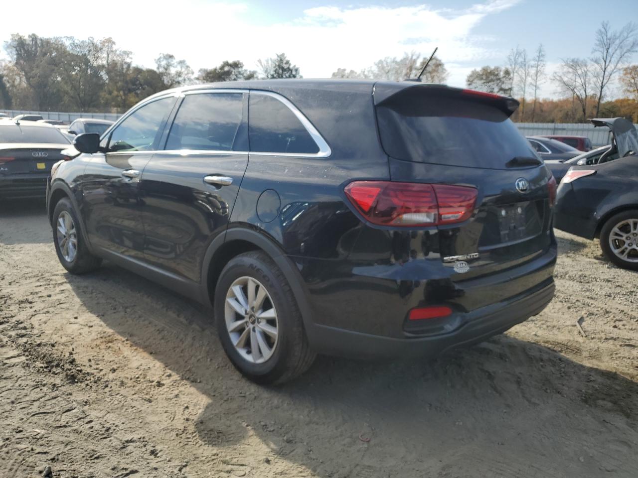 Image 2 of 2019 KIA SORENTO L 2019 with VIN 5XYPG4A31KG542621