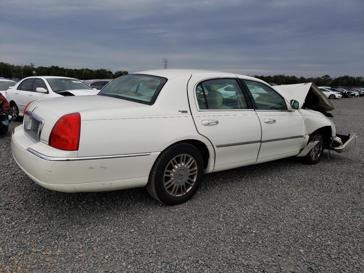Image 3 of 2006 LINCOLN TOWN CAR SIGNATURE LIMITED 2006 with VIN 1LNHM82WX6Y640634