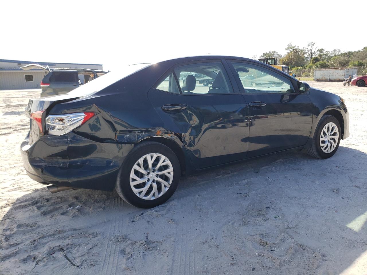Изображение 3 2018 TOYOTA COROLLA L 2018 с VIN 5YFBURHE2JP819391