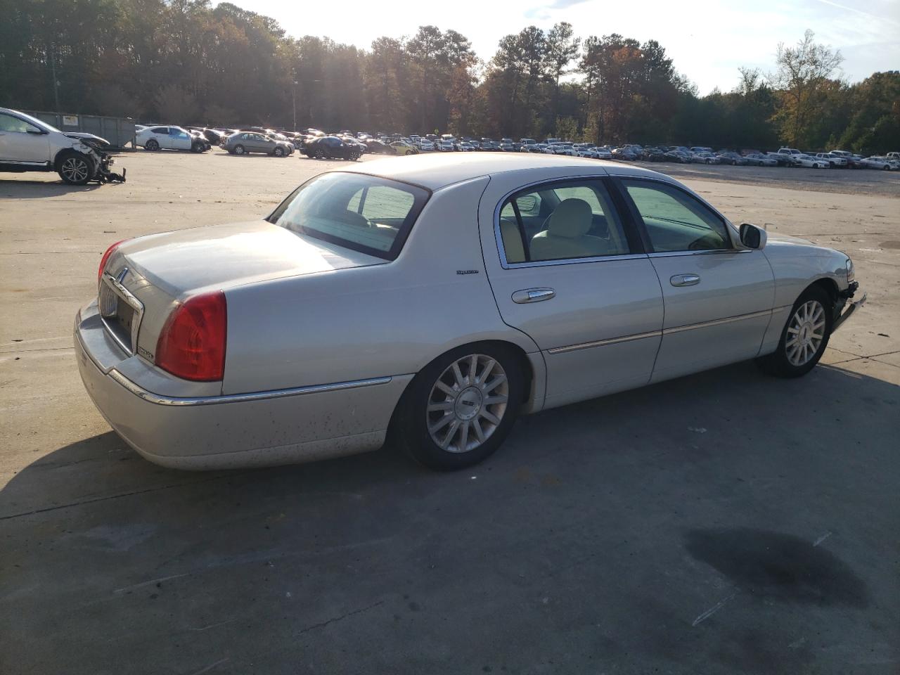 Image 3 of 2006 LINCOLN TOWN CAR SIGNATURE 2006 with VIN 1LNHM81V26Y640328