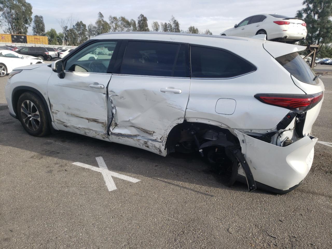 Изображение 2 2022 TOYOTA HIGHLANDER XLE 2022 с VIN 5TDHZRAH8NS101390