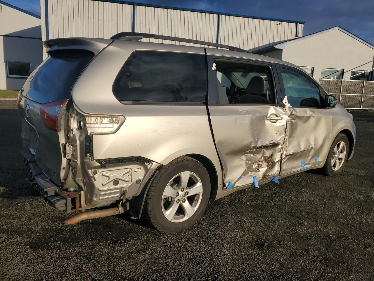 Obraz 3 z 2015 TOYOTA SIENNA LE 2015 z VIN 5TDKK3DC4FS612474