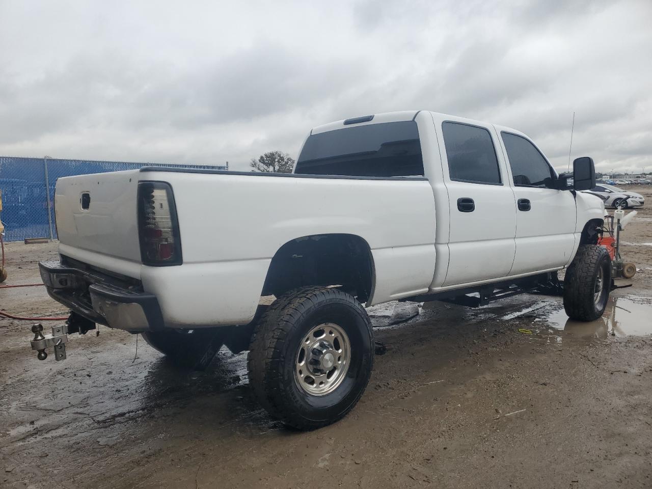 Image 3 of 2006 GMC SIERRA C2500 HEAVY DUTY 2006 with VIN 1GTHC23D96F191024