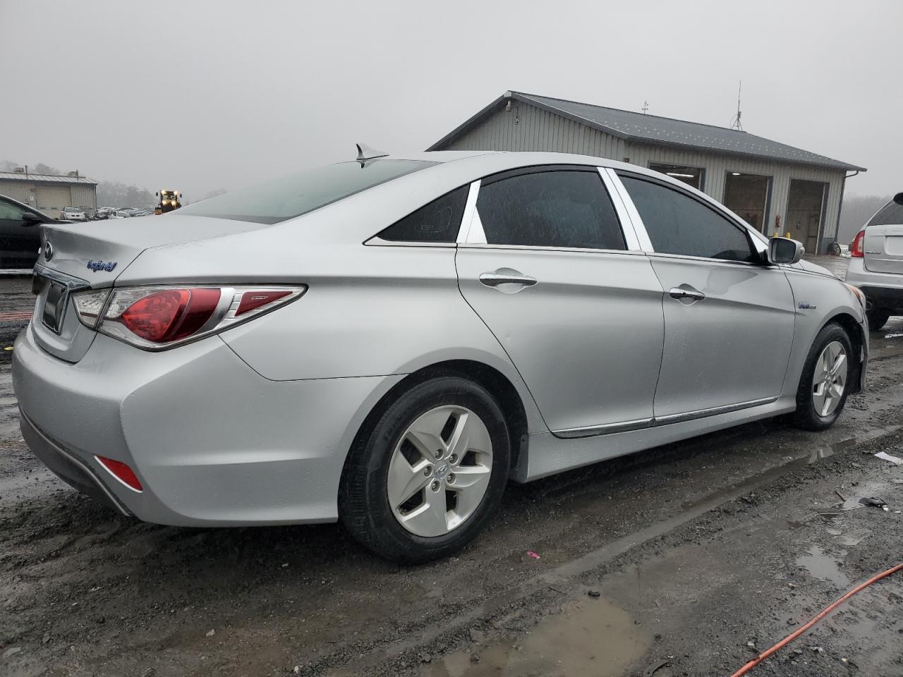 Image 3 of 2011 HYUNDAI SONATA HYBRID 2011 with VIN KMHEC4A49BA004675