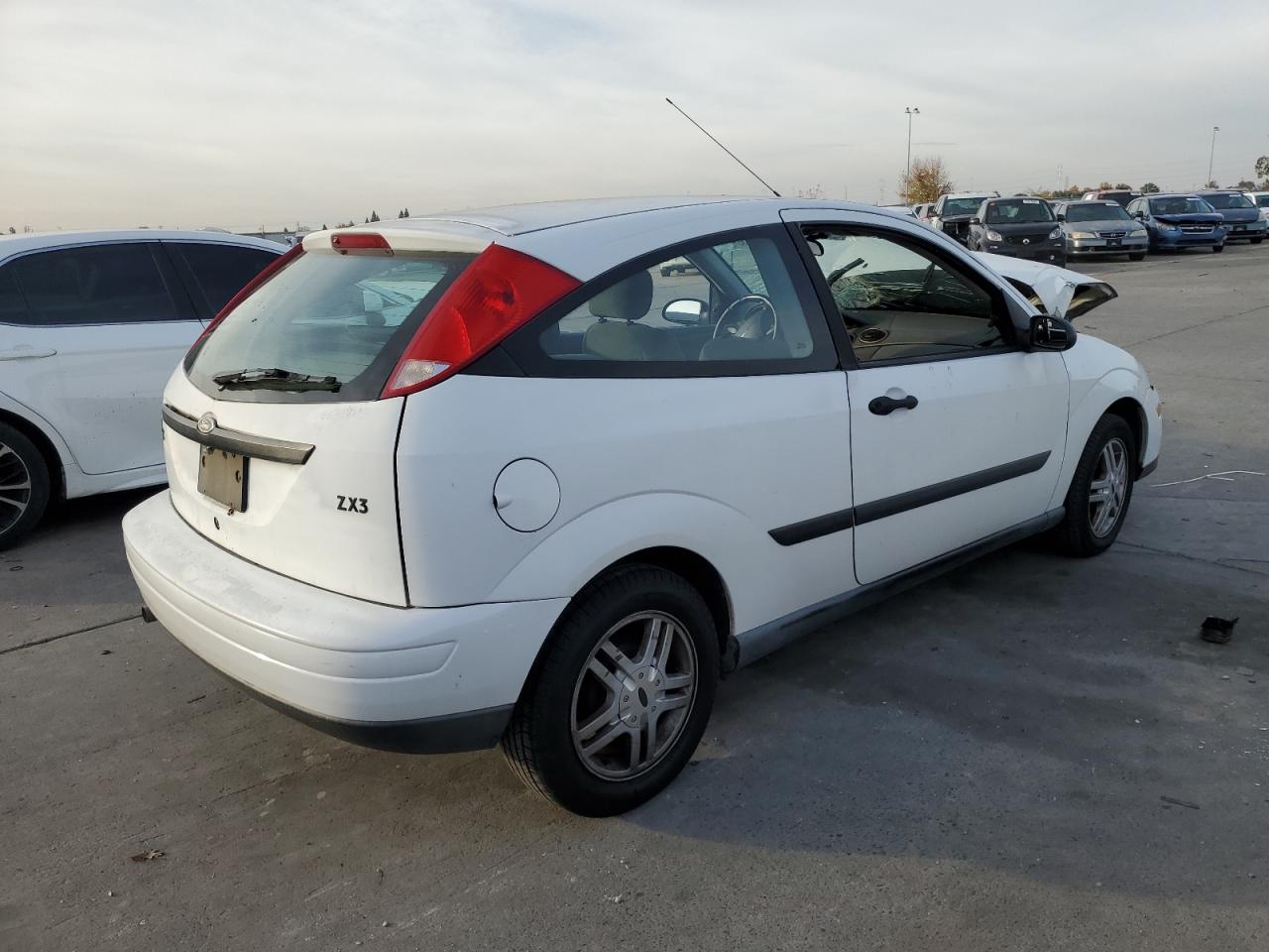 Image 3 of 2000 FORD FOCUS ZX3 2000 with VIN 3FAFP3135YR123083