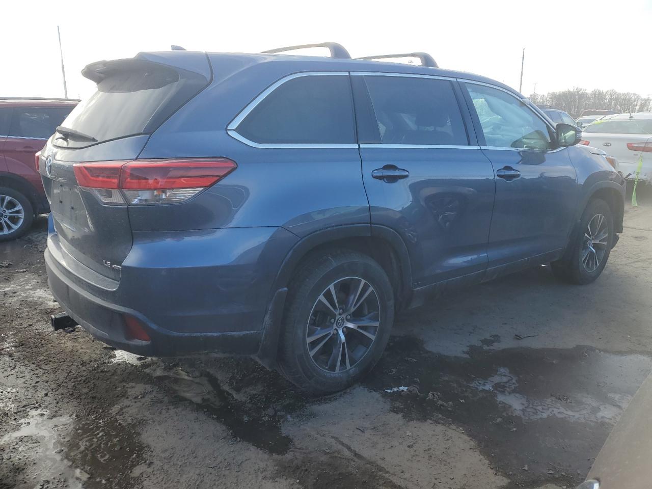 Image 3 of 2019 TOYOTA HIGHLANDER LE 2019 with VIN 5TDBZRFH3KS735569