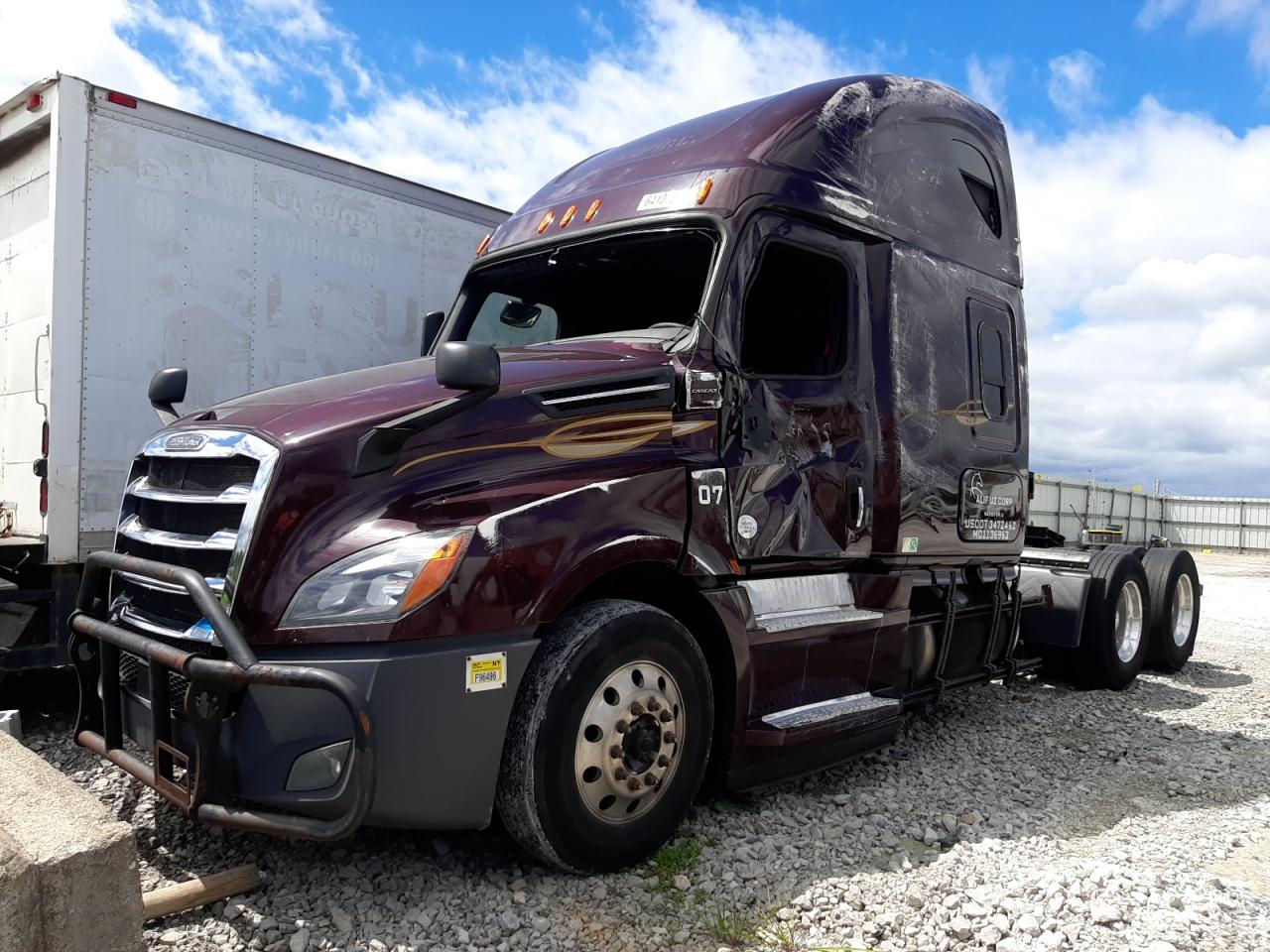 Image 2 of 2019 FREIGHTLINER CASCADIA 126  2019 with VIN 3AKJHHDR7KSHU5978