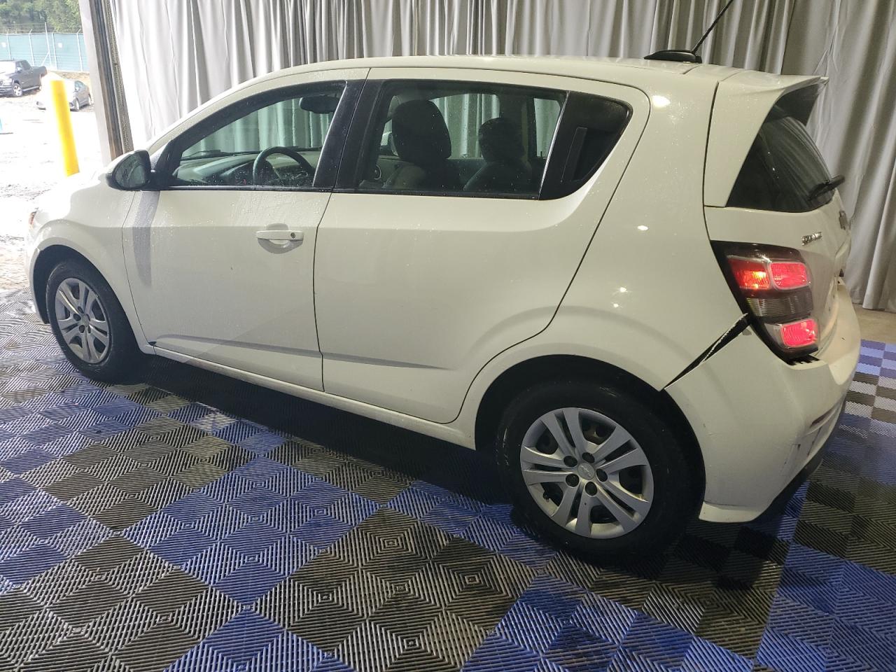 Obraz 2 z 2019 CHEVROLET SONIC  2019 z VIN 1G1JG6SB3K4143093