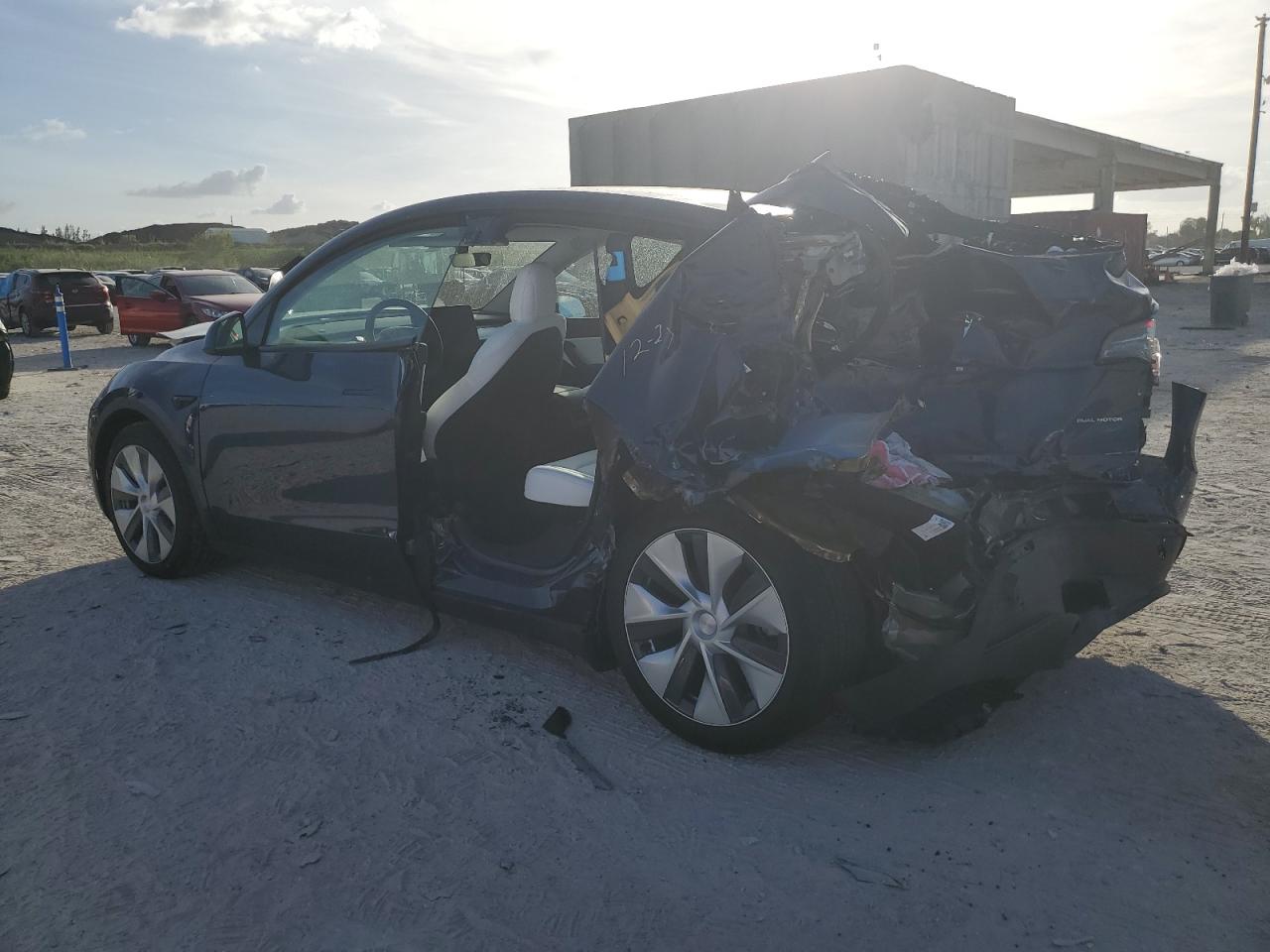 Изображение 2 2022 TESLA MODEL Y  2022 с VIN 7SAYGDEEXNF449420