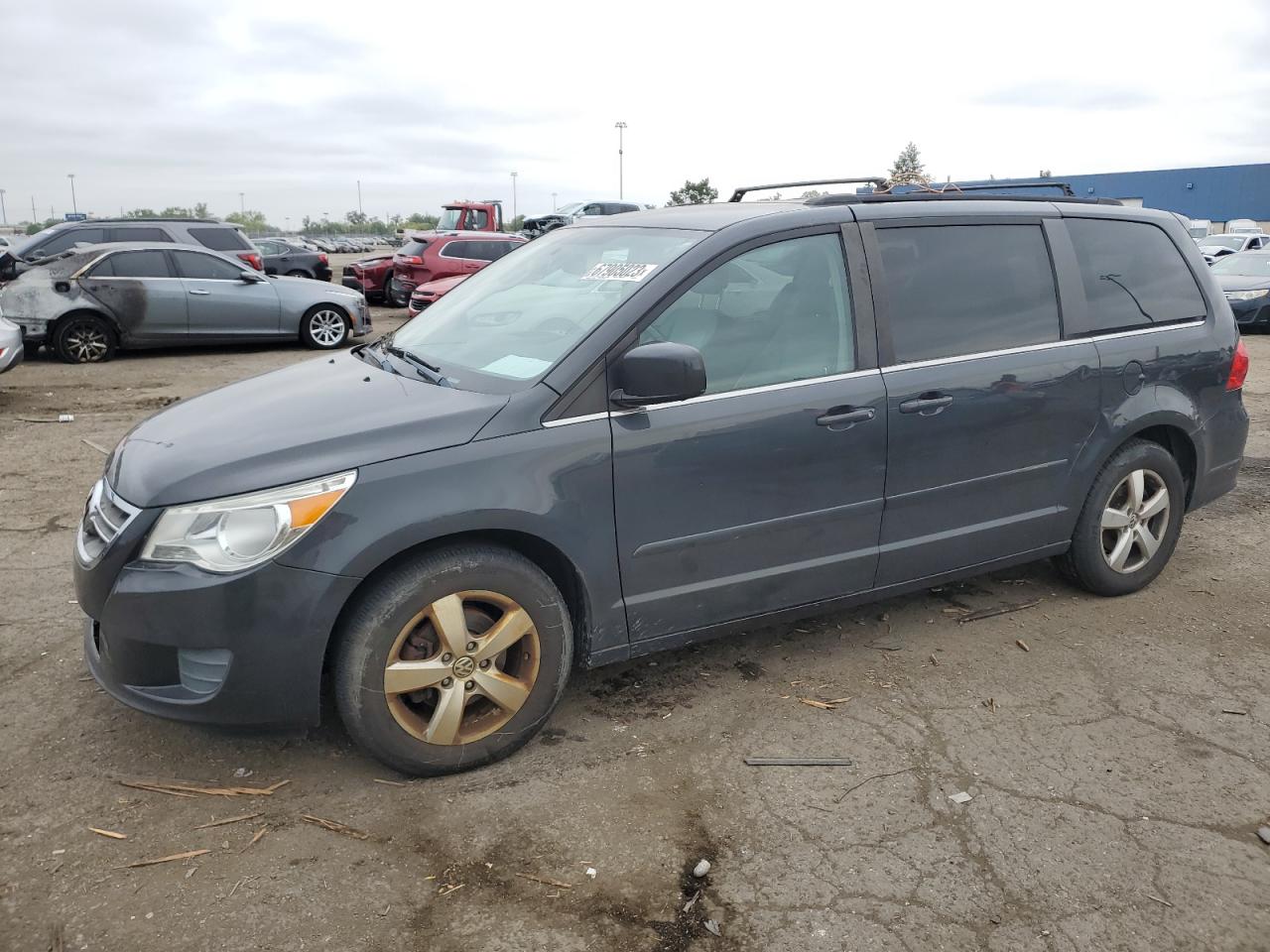 Image 1 of 2011 VOLKSWAGEN ROUTAN SE 2011 with VIN 2V4RW3DG4BR642511