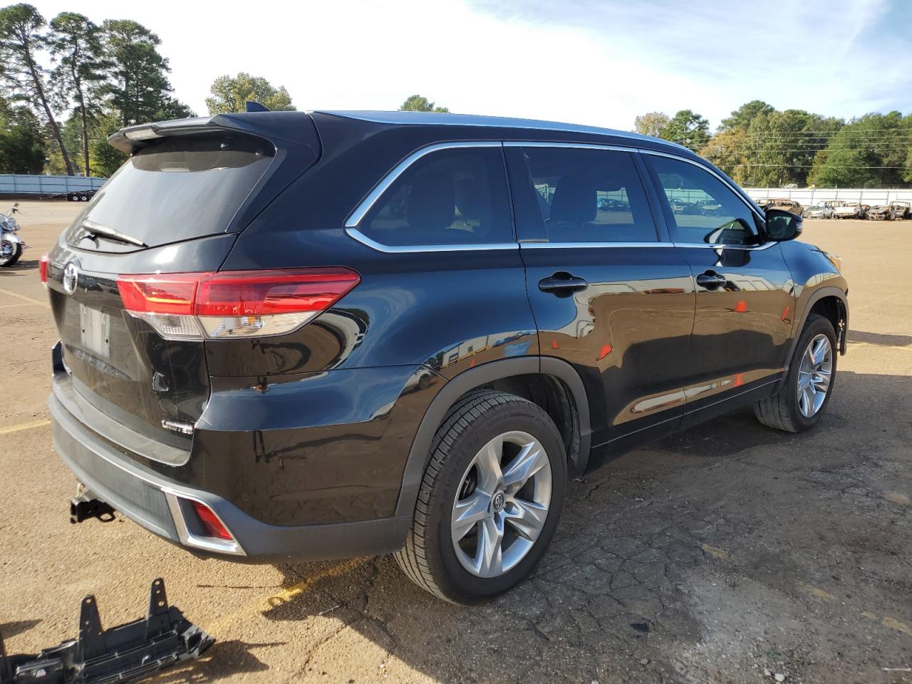 Image 3 of 2019 TOYOTA HIGHLANDER LIMITED 2019 with VIN 5TDYZRFH4KS333294
