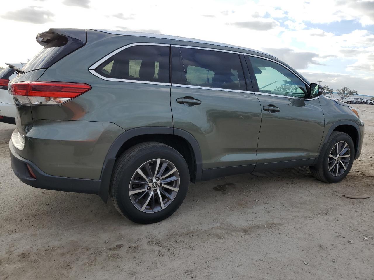 Изображение 3 2019 TOYOTA HIGHLANDER SE 2019 с VIN 5TDJZRFH1KS989180