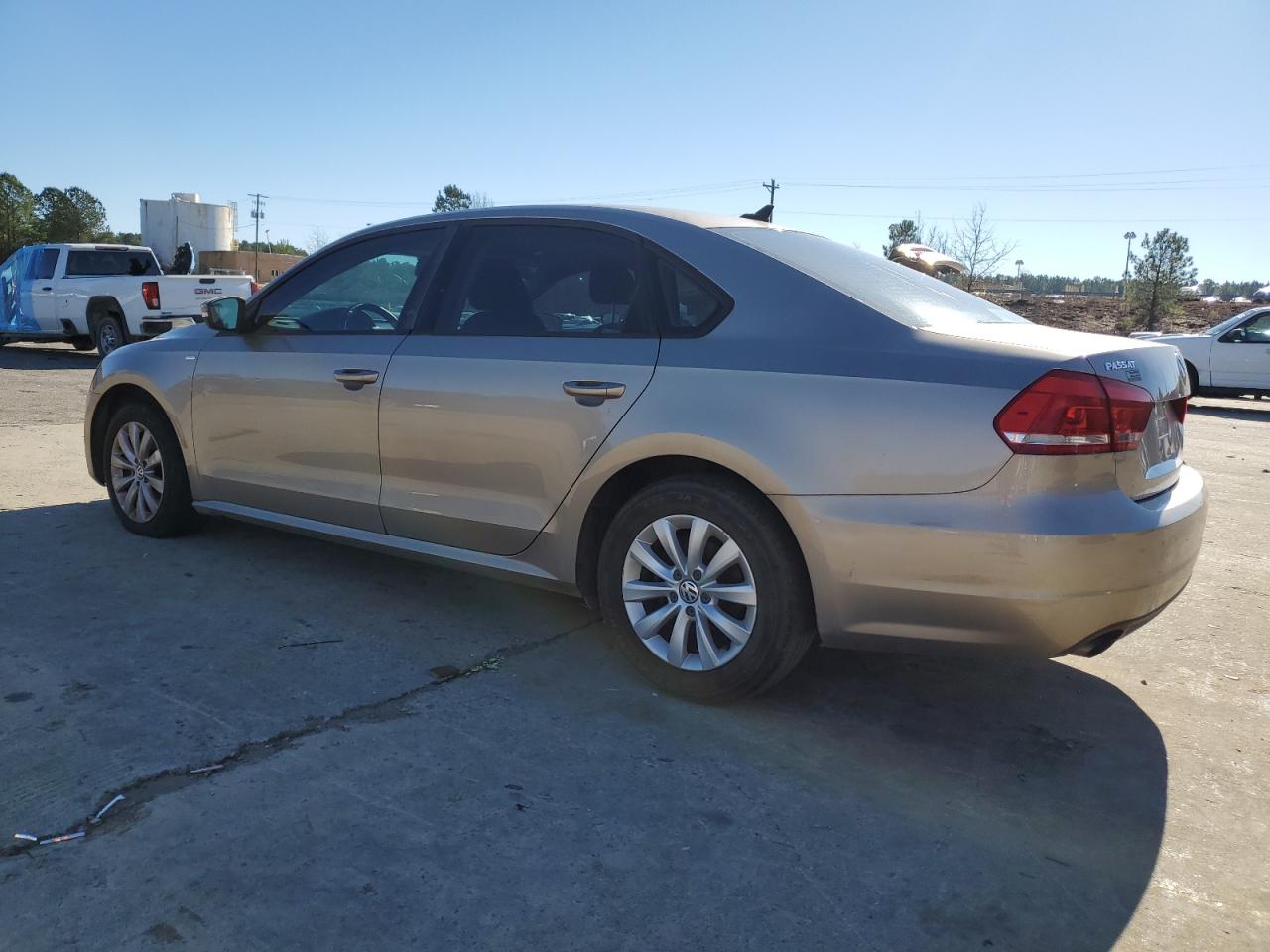 Obraz 2 z 2015 VOLKSWAGEN PASSAT S 2015 z VIN 1VWAT7A34FC075625