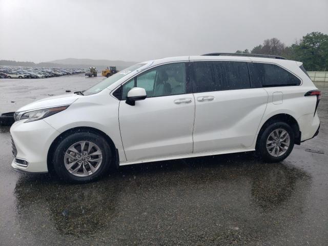 Image 1 of 2022 TOYOTA SIENNA XLE 2022 with VIN 5TDYRKEC9NS077347