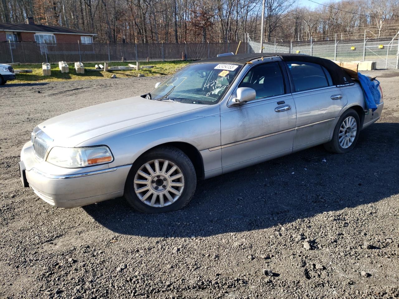 Image 1 of 2003 LINCOLN TOWN CAR EXECUTIVE 2003 with VIN 1LNHM81W53Y633801