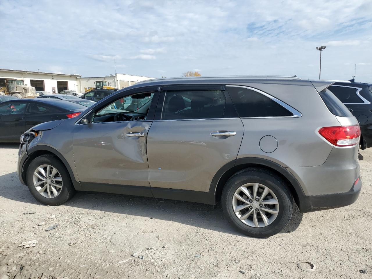 Image 2 of 2017 KIA SORENTO LX 2017 with VIN 5XYPG4A30HG194951