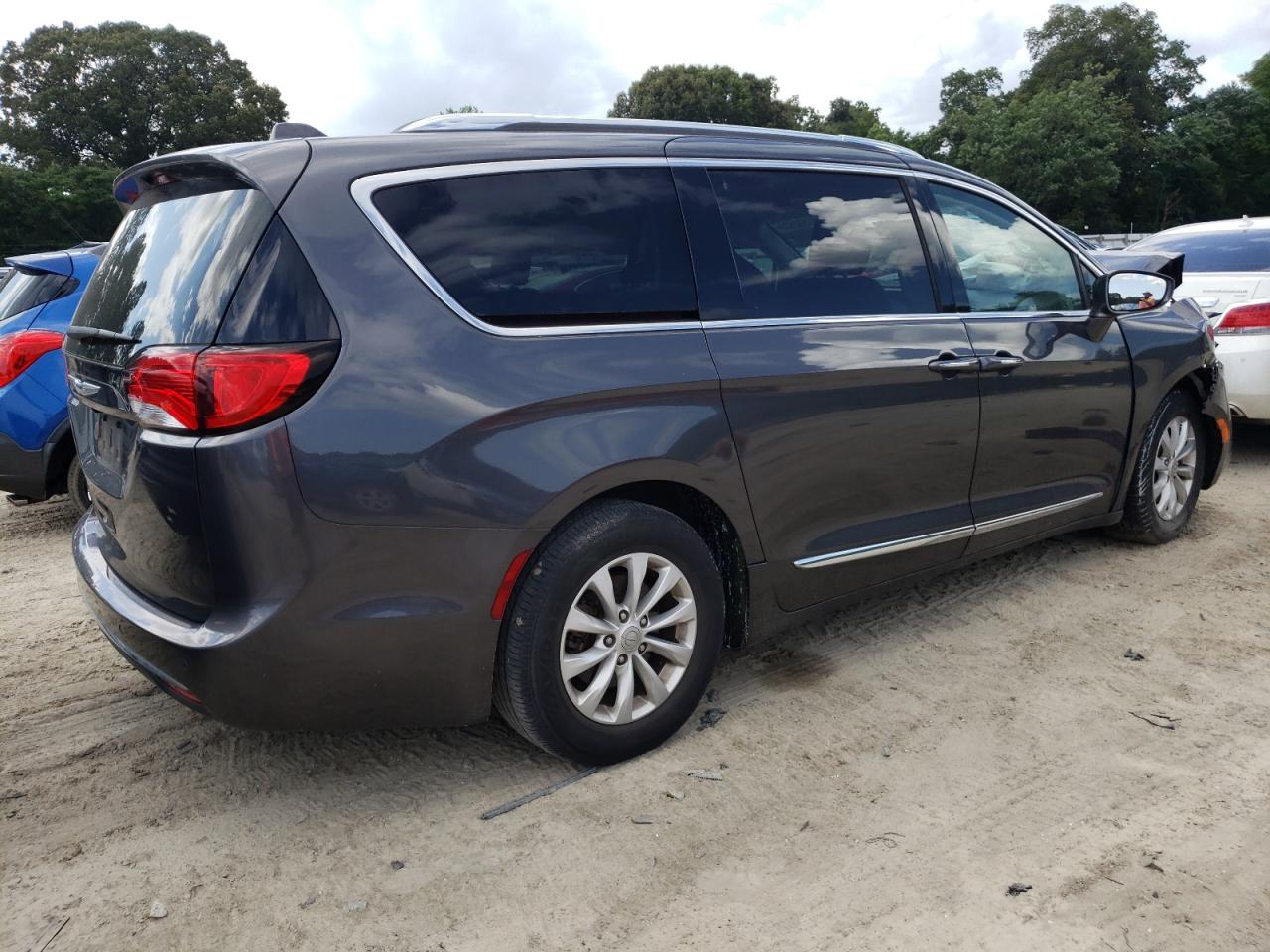 Image 3 of 2018 CHRYSLER PACIFICA TOURING L 2018 with VIN 2C4RC1BG6JR153973
