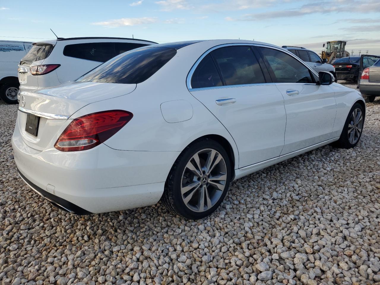 Obraz 3 z 2017 MERCEDES-BENZ C 300 2017 z VIN 55SWF4JB8HU217484