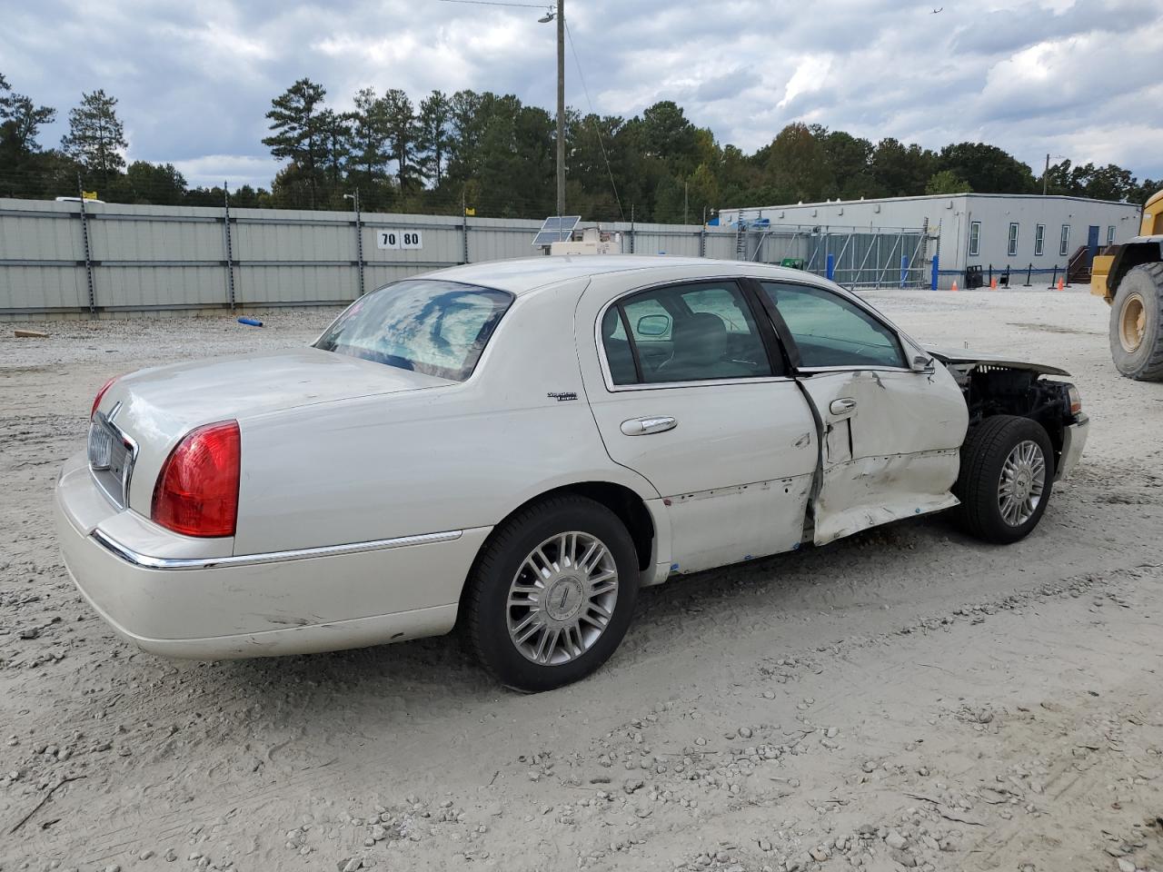 Image 3 of 2006 LINCOLN TOWN CAR SIGNATURE LIMITED 2006 with VIN 1LNHM82W26Y601746