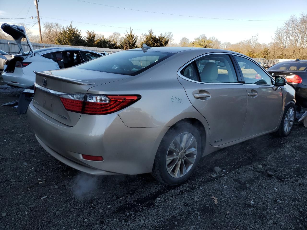 Image 3 of 2013 LEXUS ES 300H 2013 with VIN JTHBW1GG2D2011476