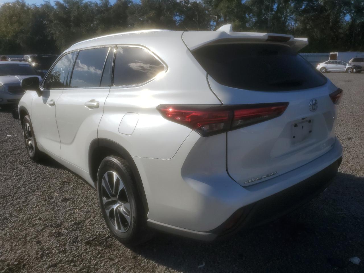 Image 2 of 2021 TOYOTA HIGHLANDER XLE 2021 with VIN 5TDHZRAH1MS078002