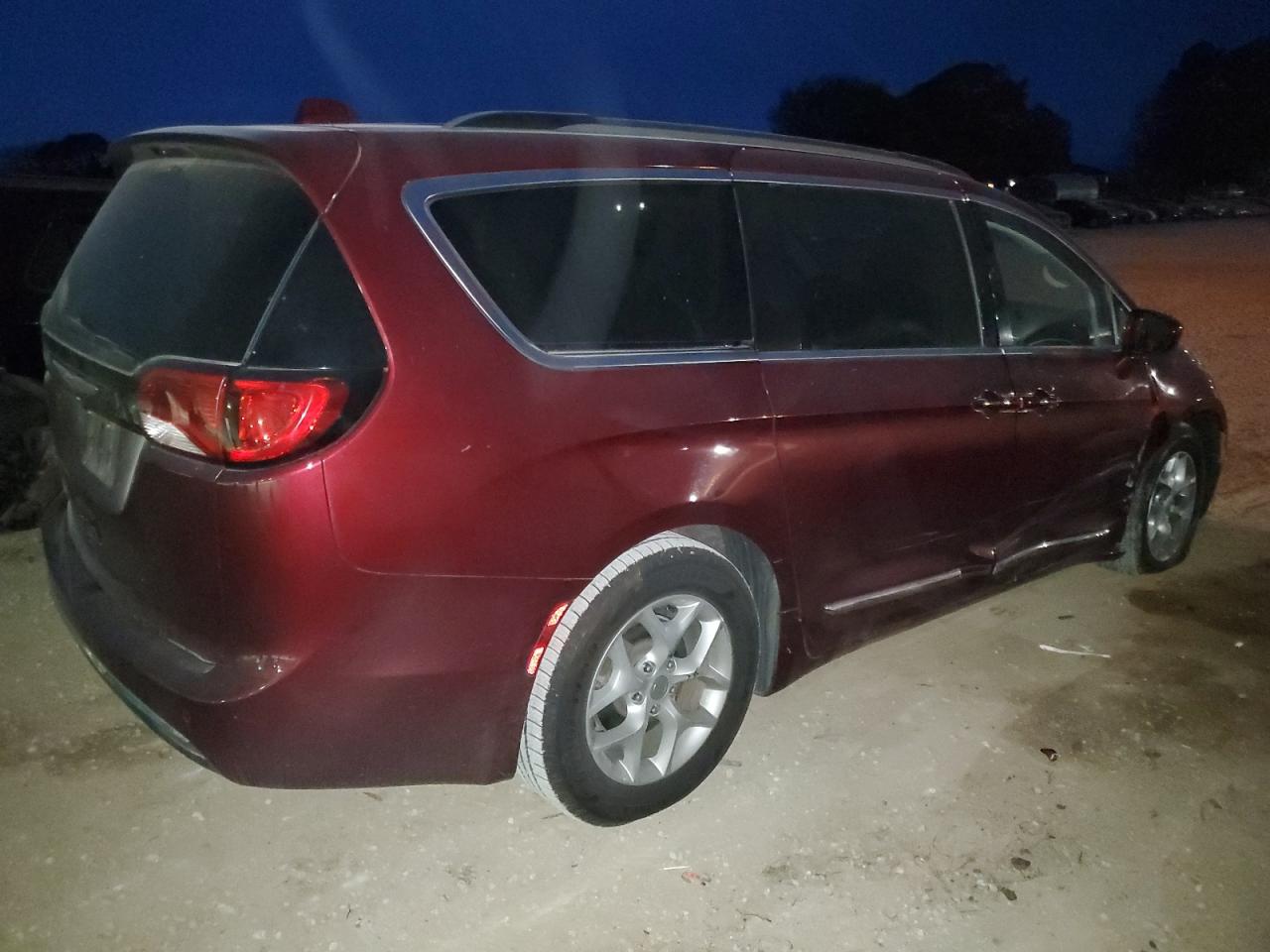 Изображение 3 2017 CHRYSLER PACIFICA TOURING L 2017 с VIN 2C4RC1BG9HR810047