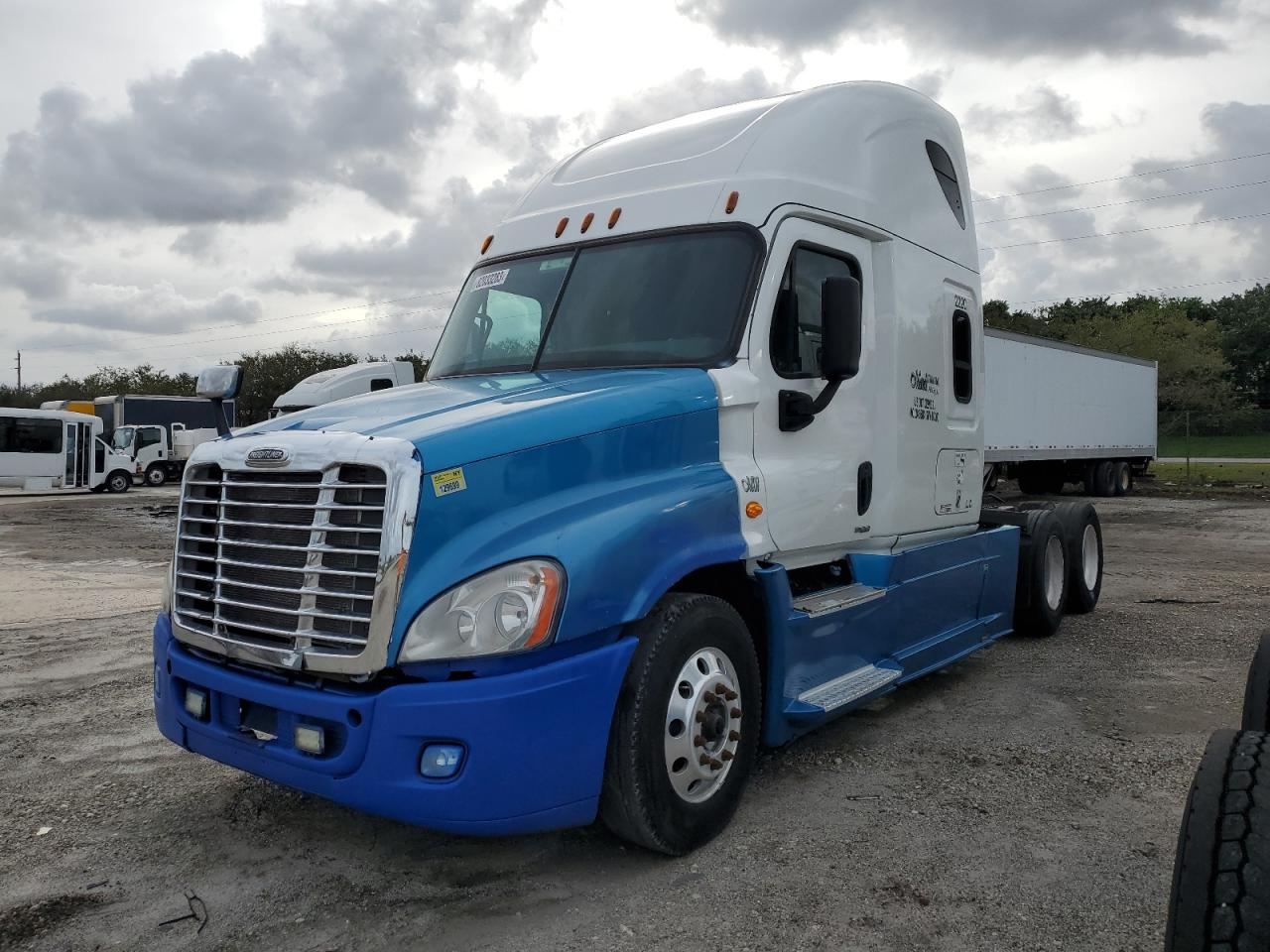 Image 2 of 2016 FREIGHTLINER CASCADIA 125  2016 with VIN 1FUJGLD5XGLGY2770