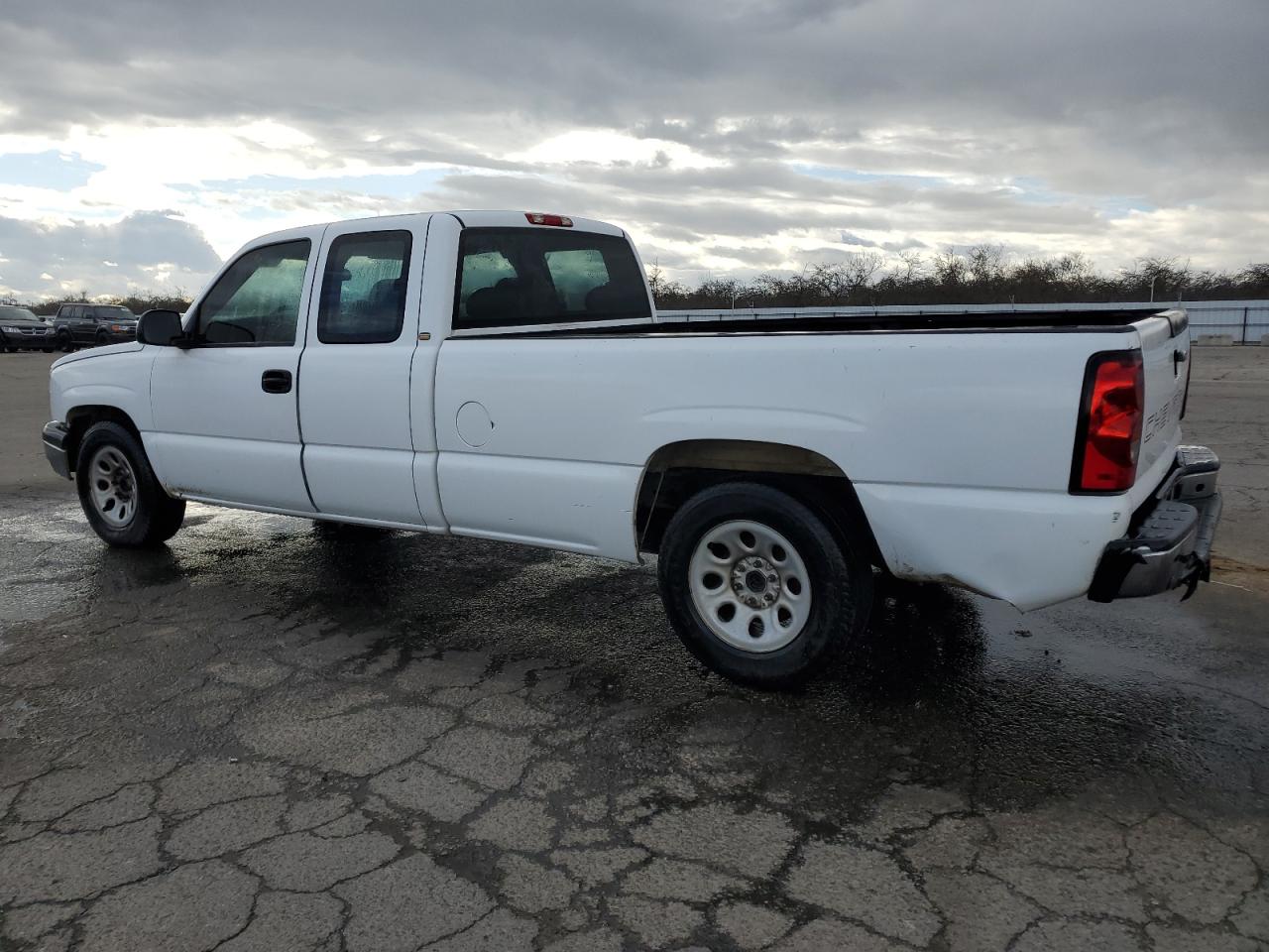 Image 2 of 2005 CHEVROLET SILVERADO C1500 2005 with VIN 1GCEC19T65E255780