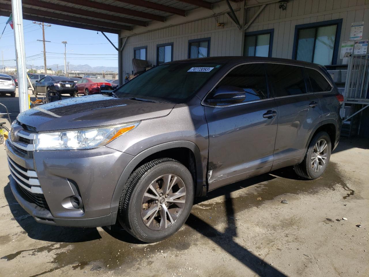 Изображение 1 2018 TOYOTA HIGHLANDER LE 2018 с VIN 5TDZZRFHXJS257194