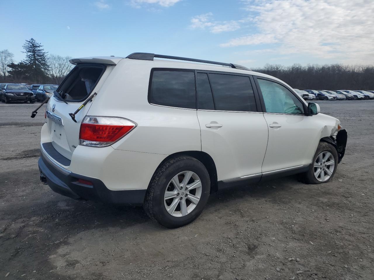 Obraz 3 z 2013 TOYOTA HIGHLANDER BASE 2013 z VIN 5TDBK3EH6DS209300