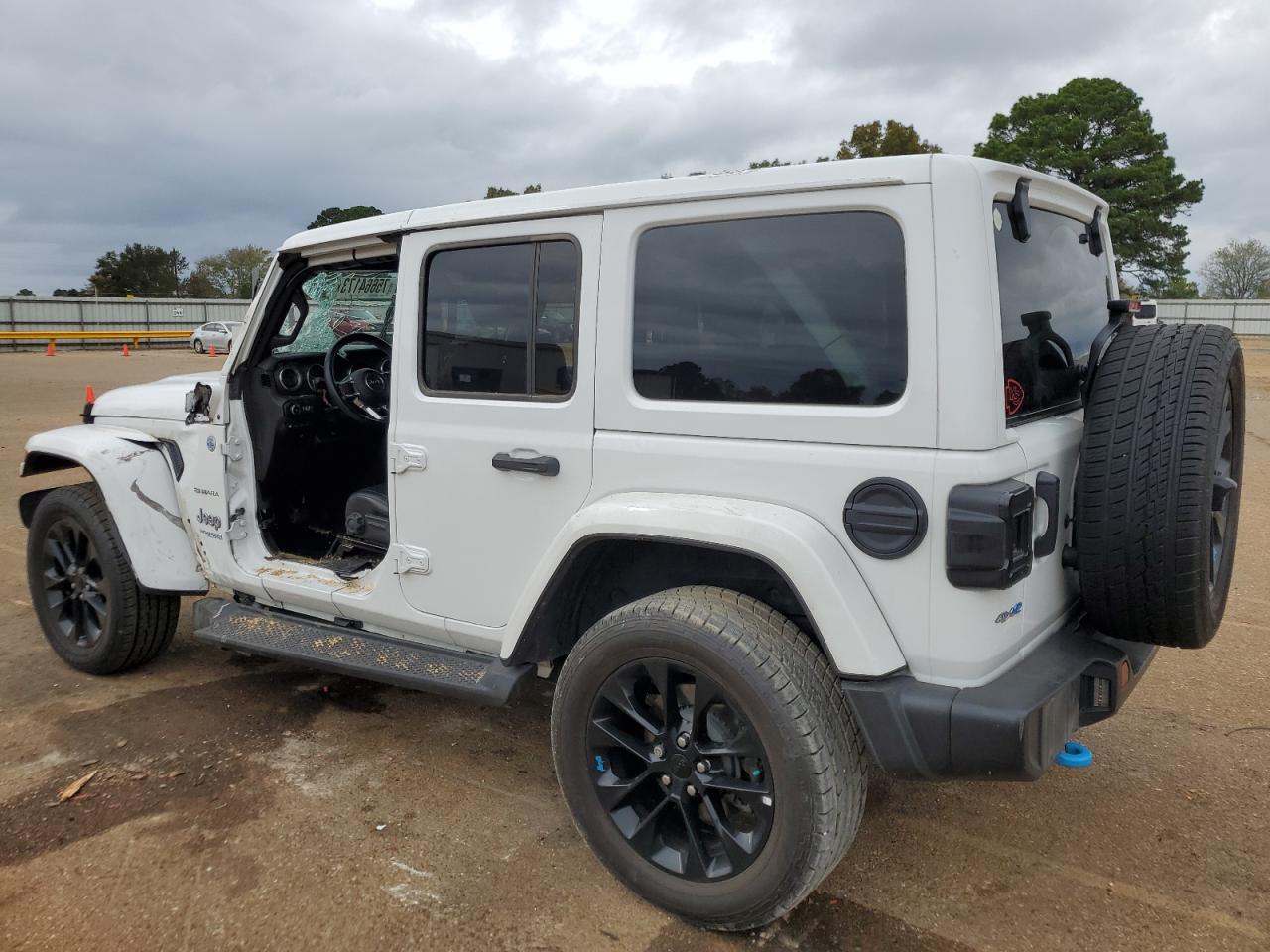 Изображение 2 2022 JEEP WRANGLER UNLIMITED SAHARA 4XE 2022 с VIN 1C4JJXP61NW170246