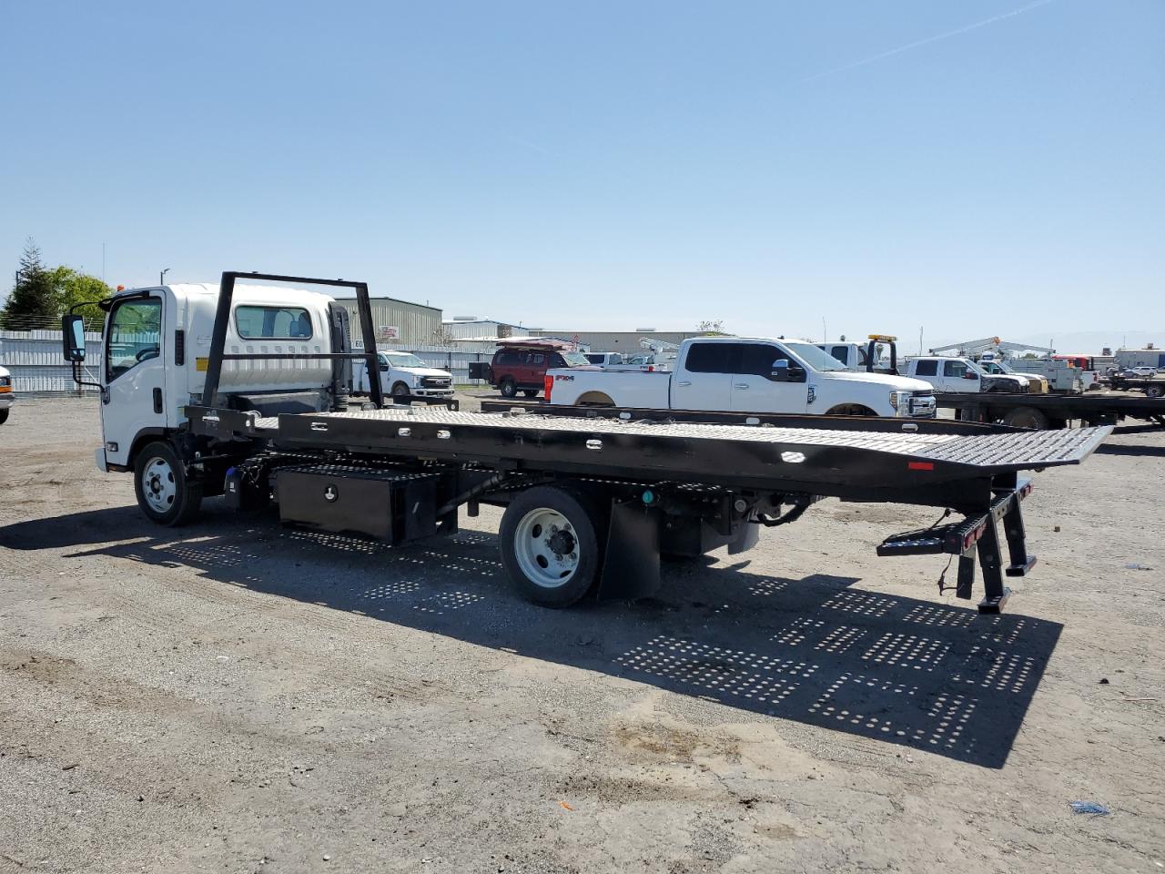 Image 2 of 2020 ISUZU NRR 2020 with VIN JALE5W167L7305583