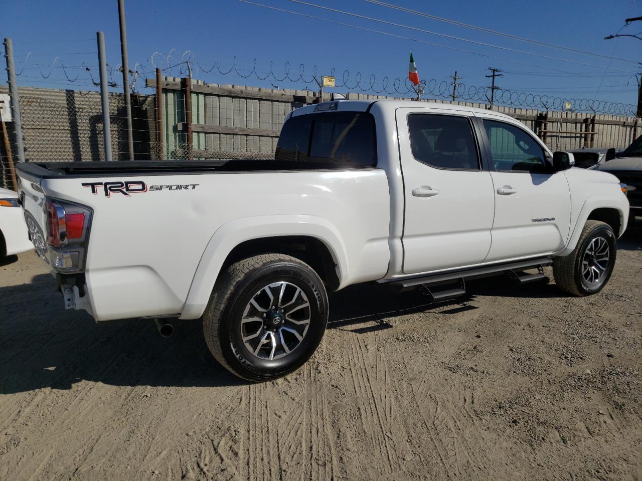 Obraz 3 z 2022 TOYOTA TACOMA DOUBLE CAB 2022 z VIN 3TMBZ5DN0NM036874