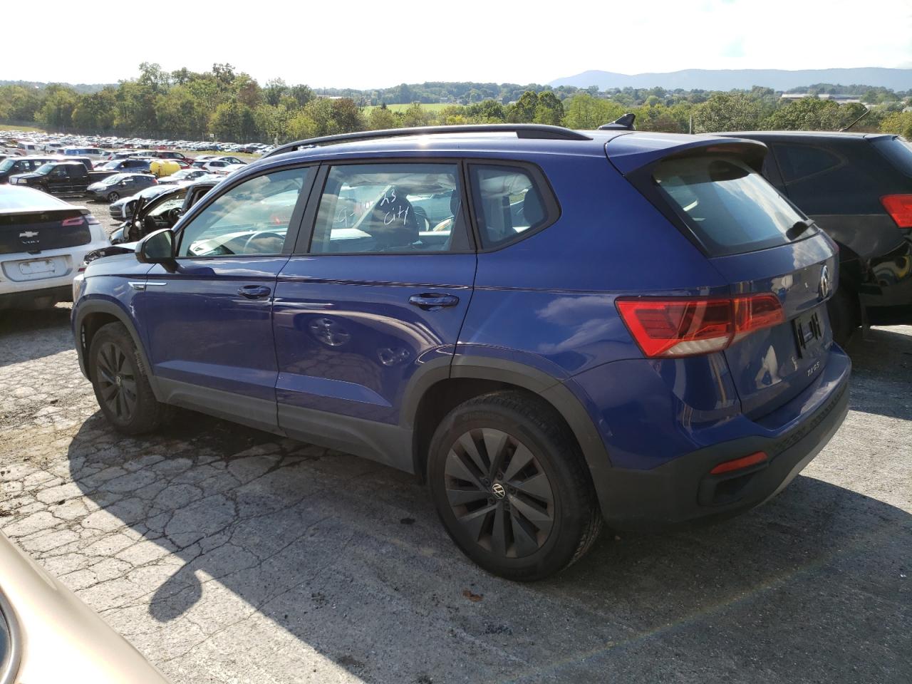 Image 2 of Volkswagen Taos S 2022 with VIN 3VVMX7B2XNM074911