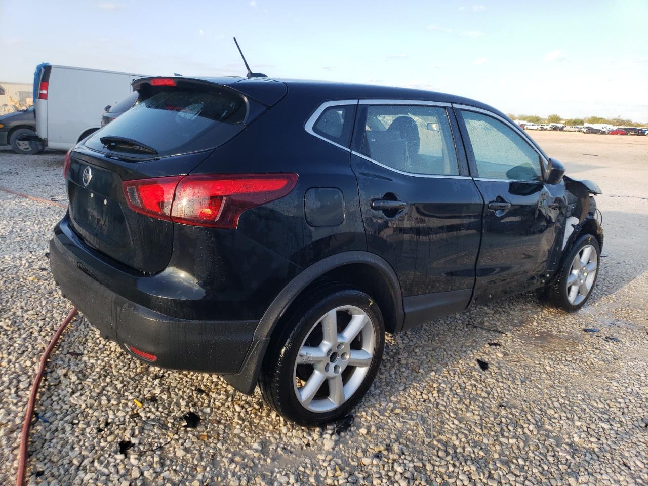 Obraz 3 z 2019 NISSAN ROGUE SPORT S 2019 z VIN JN1BJ1CP4KW242796