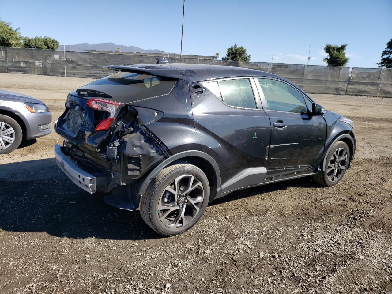Image 3 of 2020 TOYOTA C-HR XLE 2020 with VIN JTNKHMBX3L1085610
