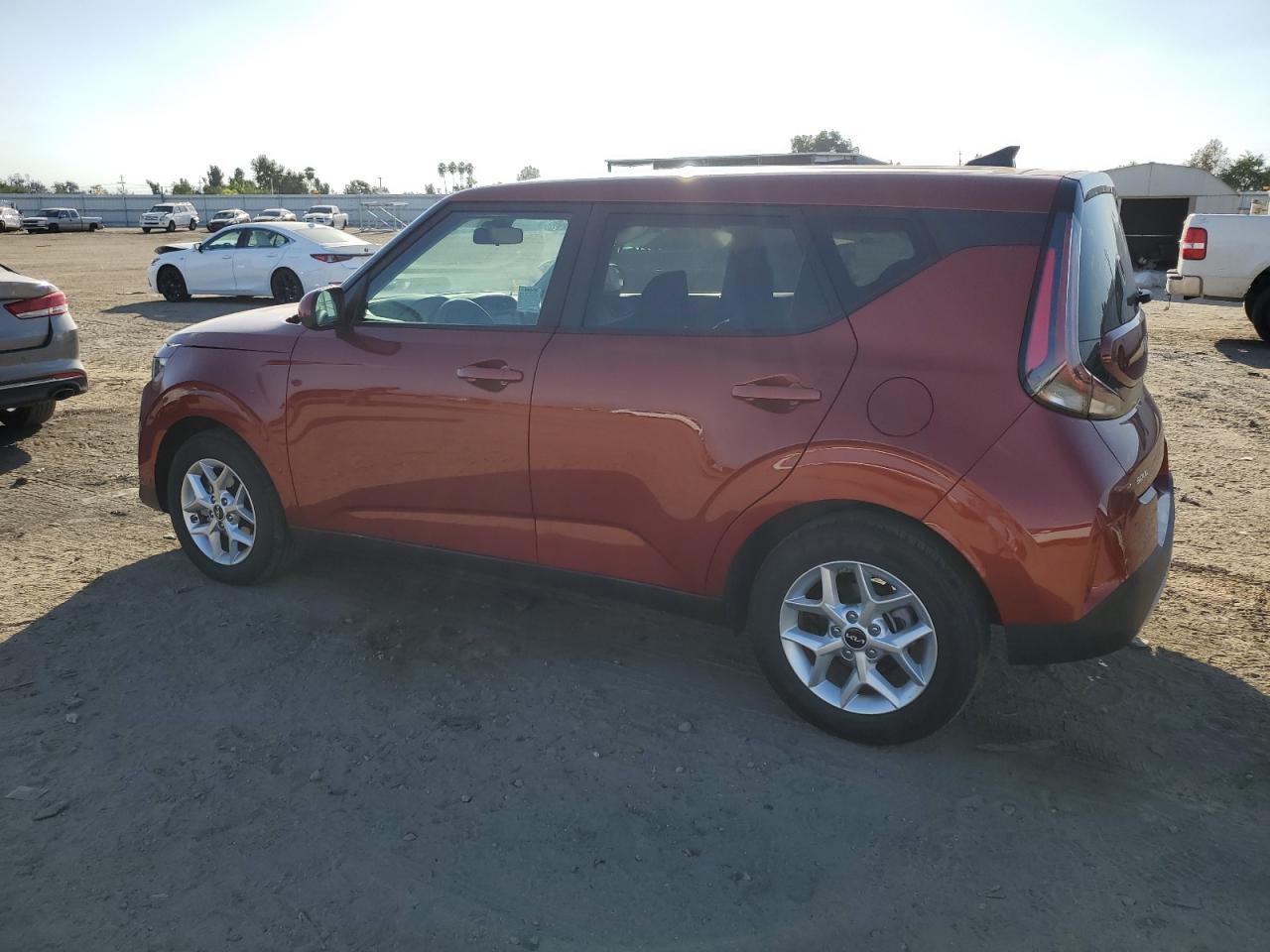 Изображение 2 2023 KIA SOUL LX 2023 с VIN KNDJ23AUXP7851452